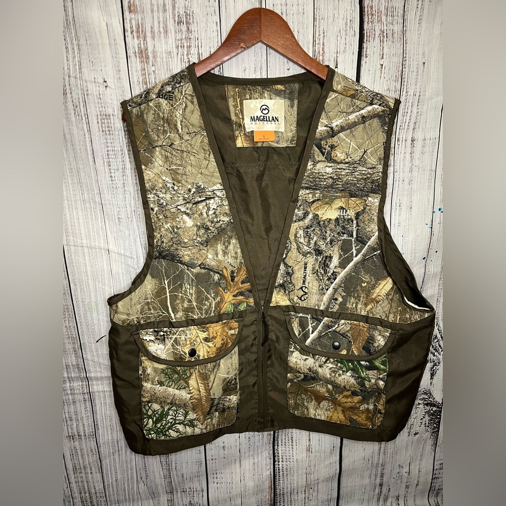 Magellan Outdoors Camo Vest Large Zip Realtree Hunting